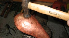 Schlichtarbeit mit Eisenhammer auf Eisenunterlage