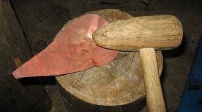 Grobe Form mit dem Holzhammer bearbeiten